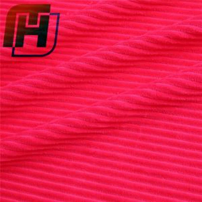 Velvettriibuline kangas punane